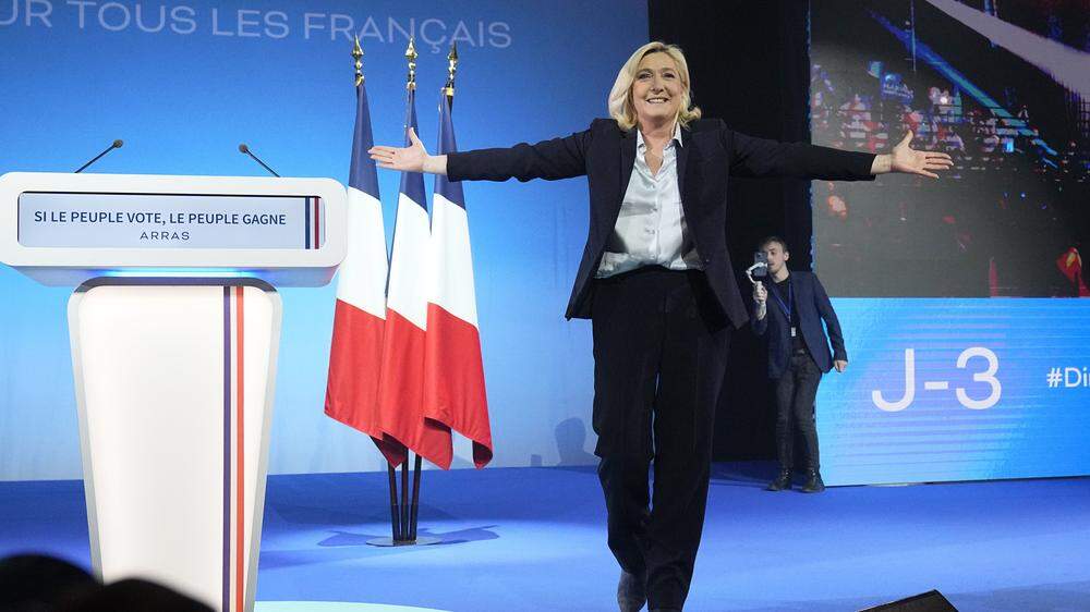 Die rechte Kanditatin Marine Le Pen ist bis auf wenige Prozentpunkte an Emmanuel Macron herangekommen. Was, wenn sie Präsidentin wird? 