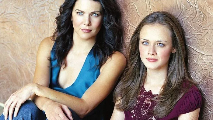 Lorelai Gilmore. Lauren Graham als coole, moderne und erfolgreiche Kumpel-Mama in „Gilmore Girls“: Mutter und Tochter sind beste Freundinnen. Schwieriger gestaltet sich da das Verhältnis zu Lorelais schwer reicher Mutter, seit sie als 16-jährige Schwangere von zu Hause weggelaufen ist.