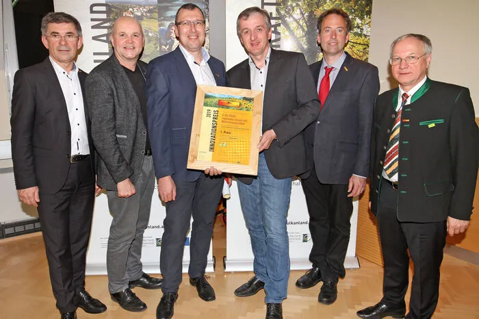 Die Landwirte Johann Hebenstreit und Bernhard Monschein geben mit "Ajos Vitae" dem regionalen Sojaanbau Zukunft. Damit holten sie den 1. Platz beim Innovationspreis in der Kategorie Lebenskraft
