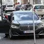 Kaiser steigt aus seinem Dienstwagen | Landeshauptmann Peter Kaiser war zuletzt immer in einem Dienst-BMW unterwegs (Archivfoto)
