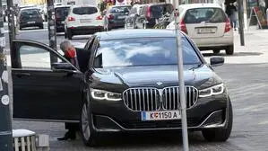 Kaiser steigt aus seinem Dienstwagen | Landeshauptmann Peter Kaiser war zuletzt immer in einem Dienst-BMW unterwegs (Archivfoto)
