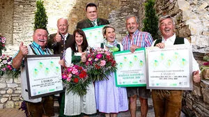 Großer Jubel bei der Abordnung aus Haus und Weißenbach. Doppelter Platinsieg in den Kategorien „Schönster Markt und  Schönste Katastralgemeinde“