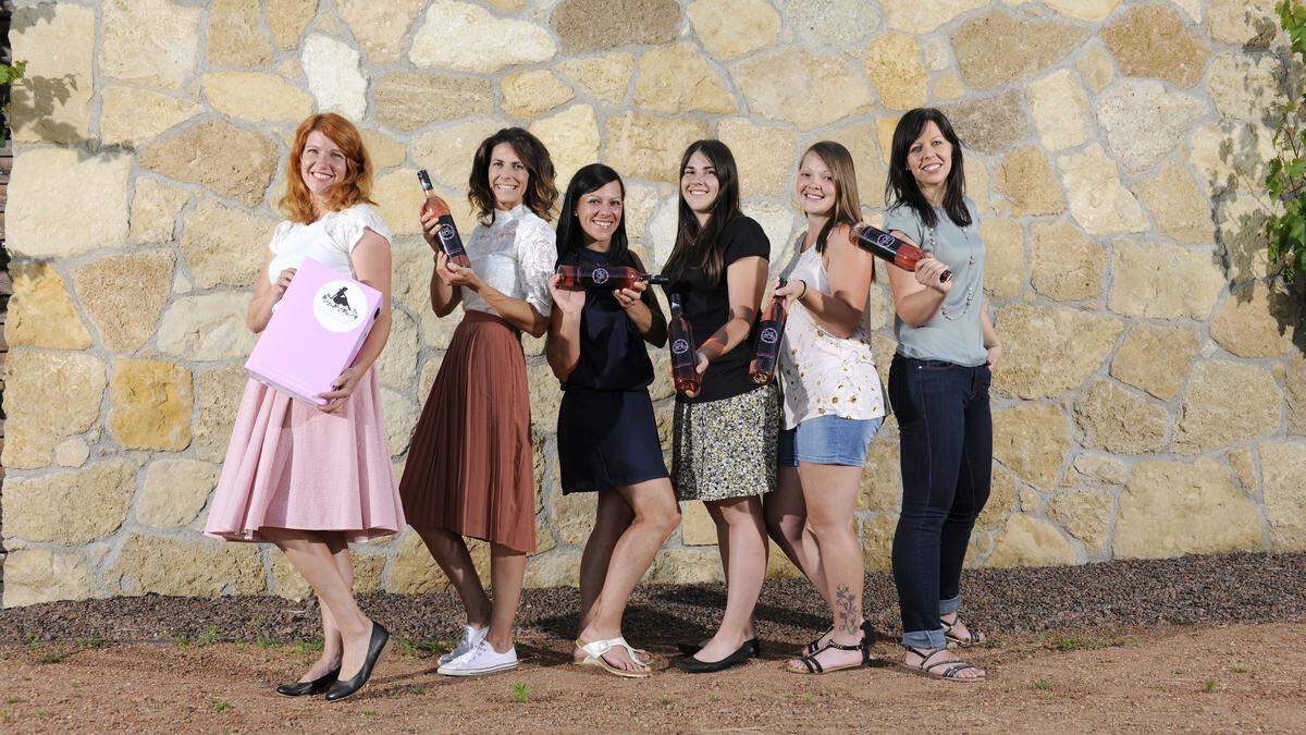 &quot;Die Weinblüten&quot;: Sigrid Sorger, Claudia Fischer-Gangl, Bettina Tomaschitz, Anne Griessbacher, Beatrix Lamprecht und Kathrin Seidl (v. l. n. r.)