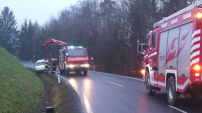 Die Feuerwehren Riegersburg und Feldbach waren im Einsatz, um das Fahrzeug zu bergen
