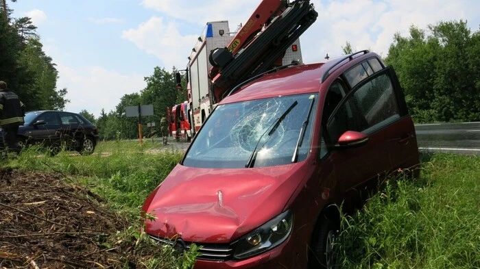 Aus ungeklärter Ursache verlor eine Pkw-Lenkerin Mittwochnachmittag auf der B 50 Richtung Kemeten die Kontrolle über ihren Wagen und landete im Graben.