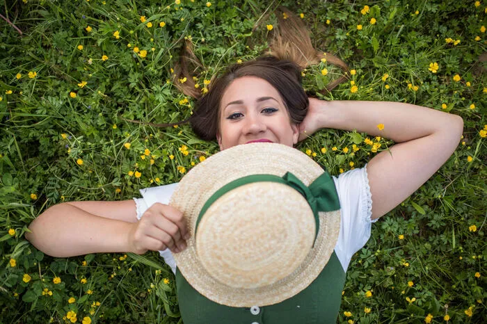 3. HutModern: Es gibt ganz genaue Regeln, zu welcher Tracht man Hut trägt oder nicht. Man muss nur aufpassen, dass es nicht zu viel ist. Zum Glitzerdirndl sollte man zum Beispiel keinen Hut mit Federschmuck tragen.Traditionell: Zum traditionellen Dirndl trägt man eigentlich keinen Hut. Früher gab es den Hut nur zum Überkleid.