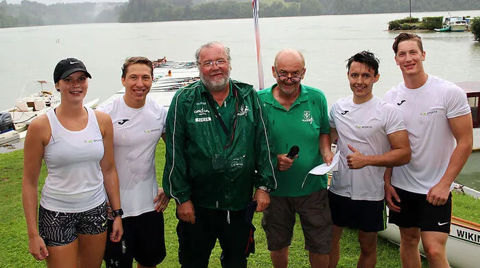 VST-Trainer Anton Mischensky (links) und Sektionsleiter Erwin Werkl (rechts) mit dem Team der Firma JK Sports 