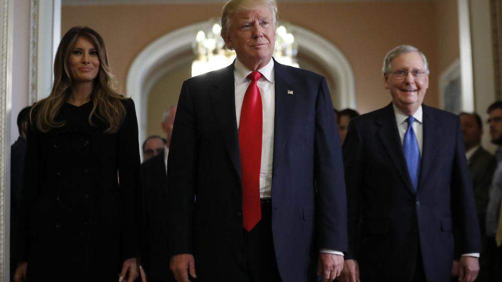 Mitch McConnell mit Melania und Donald Trump im Weißen Haus 