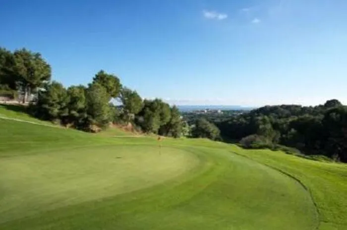 Königlich golfen: Real Golf de BendinatEin Klassiker unter den mallorquinischen Golfplätzen ist der „königliche“ Golfclub Real Golf de Bendinat. Golffans erreichen ihn in circa 15 Autominuten von Palma. Das Clubhaus verbreitet britische Atmosphäre. Wer sich hier nach der Runde erholen will, findet Entspannung in den Fauteuils im Salon des Clubhauses. Vom Restaurant aus bietet sich ein wunderbarer Ausblick über das Meer. Das Gelände des 18-Loch-Platzes selbst ist sehr hügelig, daher stehen für weniger Trainierte Buggys bereit.