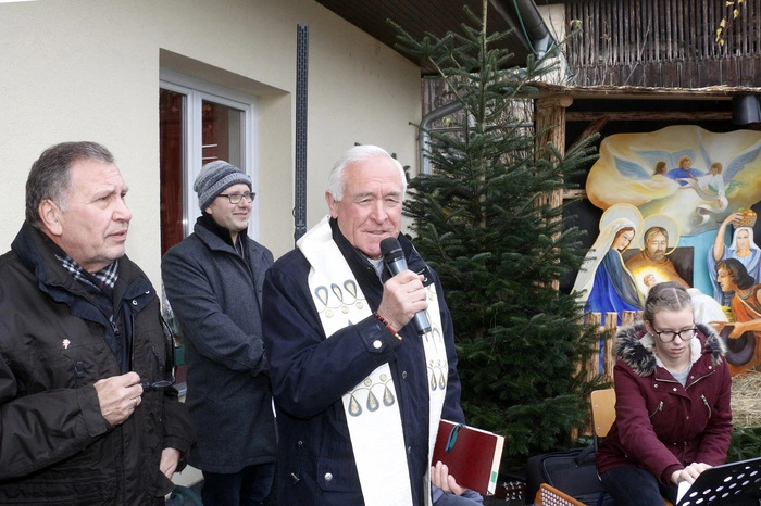 Die Segnung der Krippe nahm Dechant Peter Rosenberger vor.
