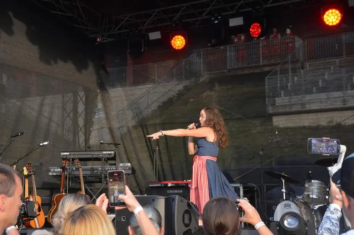 Die Sängerin Meli Stein startete das Konzert.