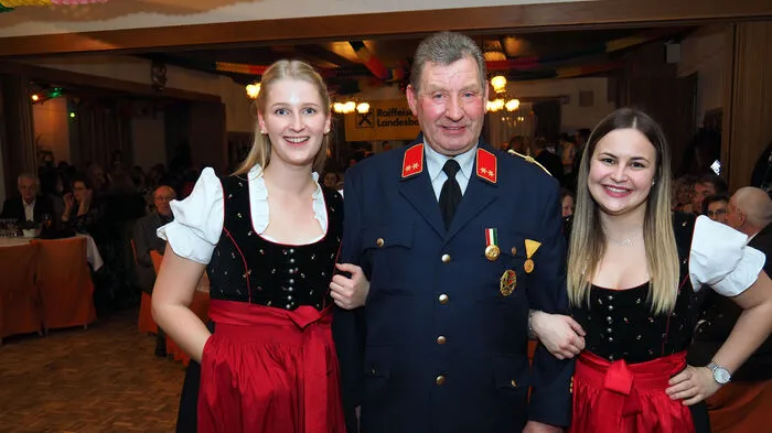 Die Landjugend Wölfnitz-Ponfeld tanzte vor der Eröffnungsrede des Wölfnitzer Feuerwehrkommandanten Norbert Sussitz (Bildmitte), der die Gäste des Feuerwehrballes Samstagabend im Wölfnitzerhof begrüßte. Die Band 3L spielte.