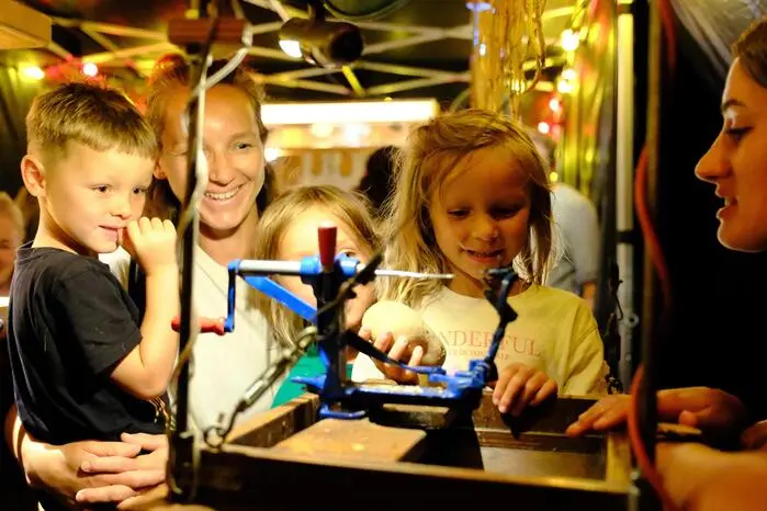 Strahlende Augen in der „DJ Frietmachine“