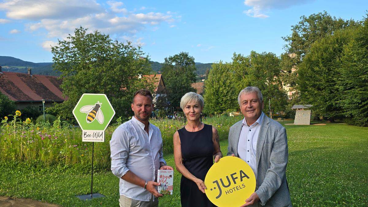 JUFA Hotels - Exklusiver Hotel-Partner für BeeWild in Pöllau und ganz Österreich: Regionalmanager Erik Selle mit Edith Posch (Hoteldirektorin) und Gerhard Wendl (CEO)