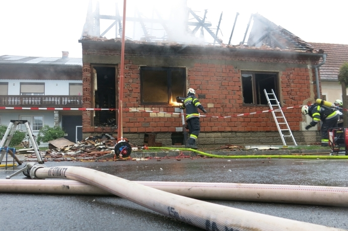 An den Löscharbeiten waren sechs Feuerwehren mit 14 Fahrzeugen und mehr als 70 Einsatzkräften beteiligt.
