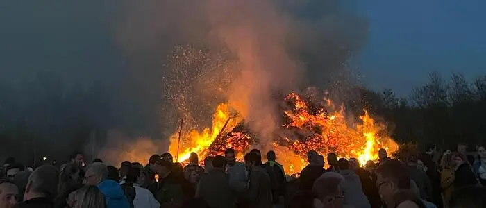Das Osterfeuer am Pibersteiner See im Vorjahr – heuer gibt es auch eine Aufpasserfeier am Karfreitag