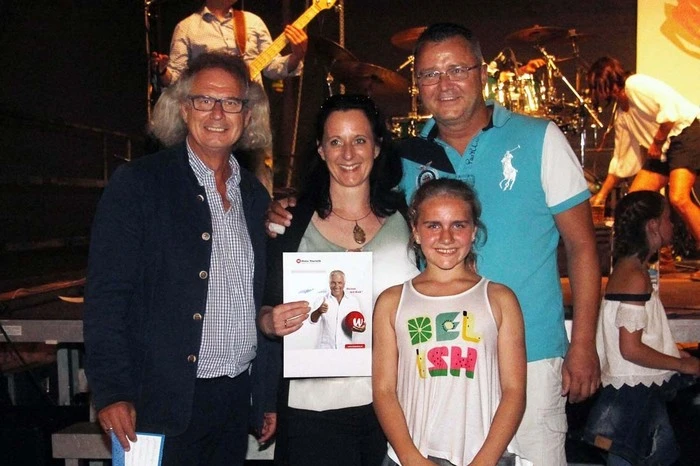Tourismusvorsitzender Josi Thaller gratulierte der glücklichen Gewinnerin Sandra Lichtenegger aus Ottendorf.