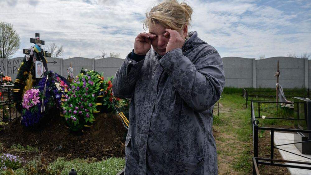 Putins Krieg bringt unermessliches Leid über die Ukraine. Eine Frau trauert um ihren gefallenen Ehemann