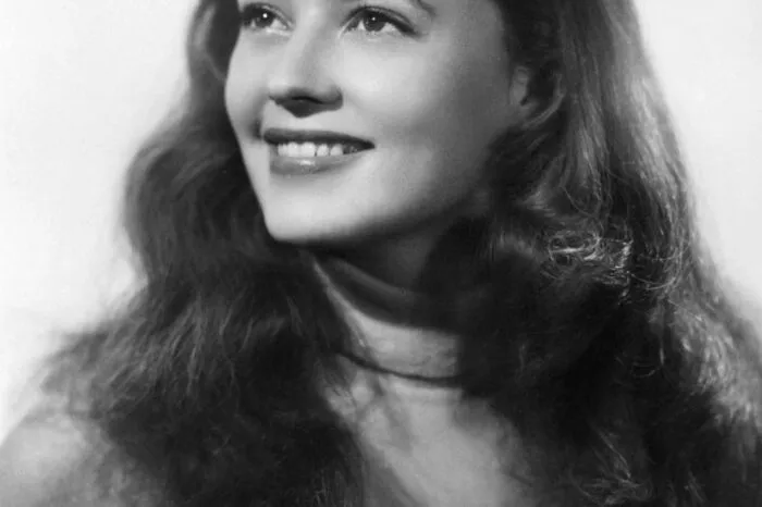 Malle hatte Moreau in Tennessee Williams Theaterstück "Die Katze auf dem heißen Blechdach" des Regisseurs Peter Brook entdeckt. Denn die grazile Pariserin war bereits ein Star des französischen Theaters, bevor ihre Leinwandkarriere begann. Mit 20 Jahren war sie eine der jüngsten Schauspielerinnen, die in die ehrwürdige Comédie française aufgenommen wurde.