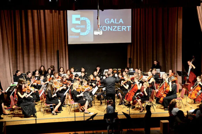 Derzeit werden 560 junge Musiktalente von 30 Pädagogen unterrichtet. Die jüngste Musikgeneration "geigte" beim Geburtstagskonzert mit einem abwechslungsreichen Programm auf. Darunter gleich mehrere preisgekrönte Solistinnen. Die Bedeutung der Musikschule Hermagor ist unbestritten, ohne sie gäbe es die eine oder andere Blasmusikkapelle im Bezirk nicht mehr. Ebenso grandios präsentierte sich die Bigband mit den stimmlichen Interpreten Carmen Andritsch und „Buzgi“ Michael Buchacher.