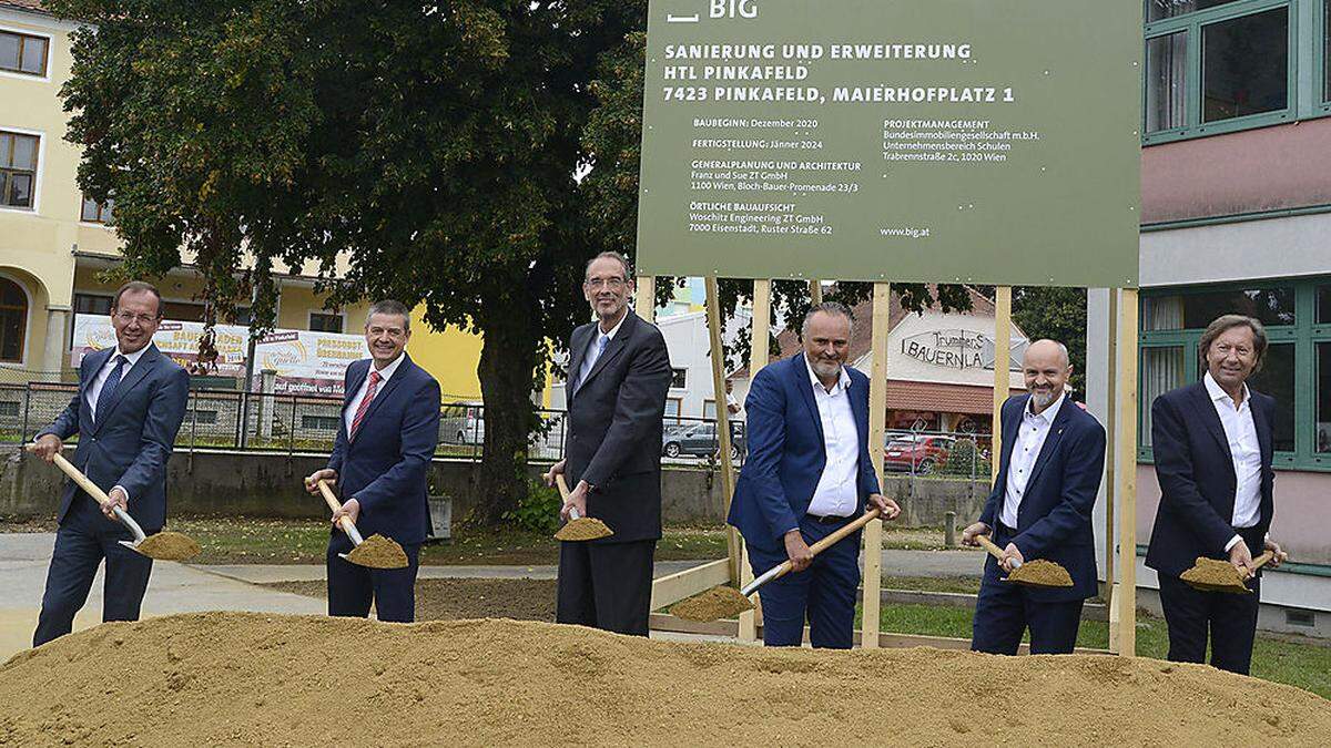 Spatenstich mit (v. l. n. r.) Wolfgang Gleissner (Bundesimmobiliengesllschaft), Schulleiter Wilfried Lercher, Minister Heinz Faßmann, Landeshauptmann Hans Peter Doskozil,  Bildungsdirektor Heinz Josef Zitz und Bürgermeister Kurt Maczek