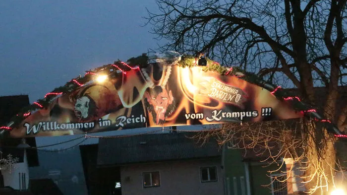 Bei einem Zug durch die Hauptstraße der Marktgemeinde zeigten sich die Bartln mit weiteren elf Krampusgruppen dem Publikum.