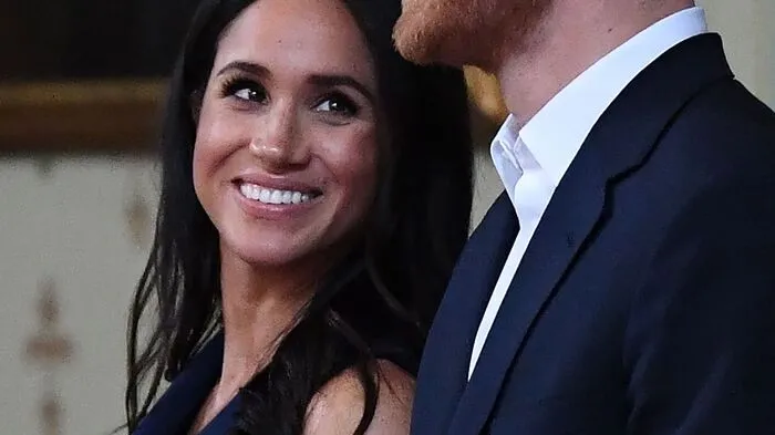 Prinz Harry und Meghan Markle sind in Melbourne wie Popstars empfangen worden. Vor allem für einen Fan war die Begegnung mit dem Queen-Enkel höchst emotional - und brachte Harry in troubles. Zumindest ein wenig.