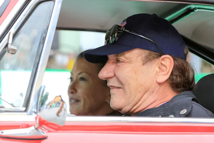 Der kürzlich aus gesundheitlichen Gründen von der Bühne abgetauchte Frontmann der Kultband AC/DC streute weiter Rosen: „Die Autos werden gefahren und nicht in die Garage gestellt, deshalb mag ich Menschen, die Rallyes fahren, sie sperren ihre Autos nicht ein. Deshalb liebe ich diese Veranstaltung – sie ist einfach wunderbar.“