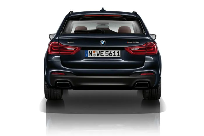Die Kraftübertragung erfolgt über die bewährte Achtgang-Automatik, und das Allradsystem xDrive verteilt die Antriebskräfte je nach Situation individuell auf alle vier Räder. In nur 4,4 Sekunden (beim Touring sind es 4,6) sprintet der M550d von Null auf 100 km/h, die Höchstgeschwindigkeit liegt bei elektronisch abgeregelten 250 km/h.