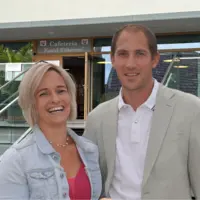 Birgit und Alexander Staffenberger von der Zauberküche; im Hintergrund: ihr neues Restaurant „Zaubertreff“ im LKH Wolfsberg