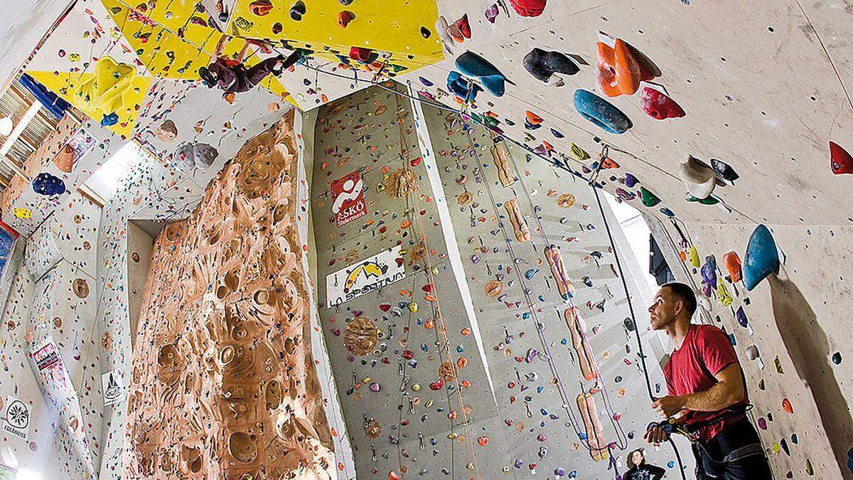 Einen Boulderbereich gibt es bereits in der Kletterhalle