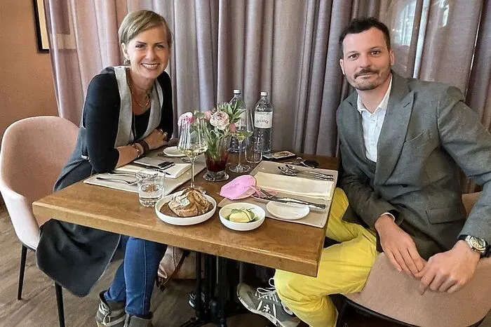 Die Handschrift von Designer Andreas Stern ist im gesamten Lokal zu lesen. Angelika Ertl übernahm die Moderation bei der Eröffnung und zitierte Hermann Hesse: "Jedem Anfang wohnt ein Zauber inne."