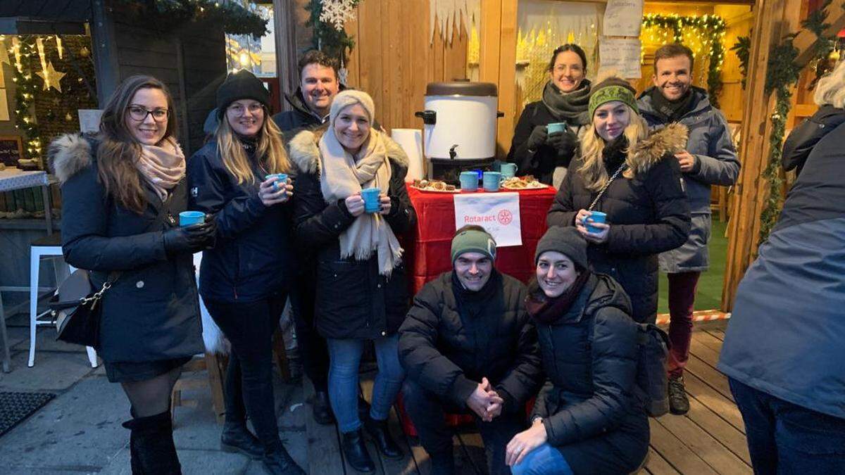 Die Mitglieder schenkten vor Ort Glühwein aus