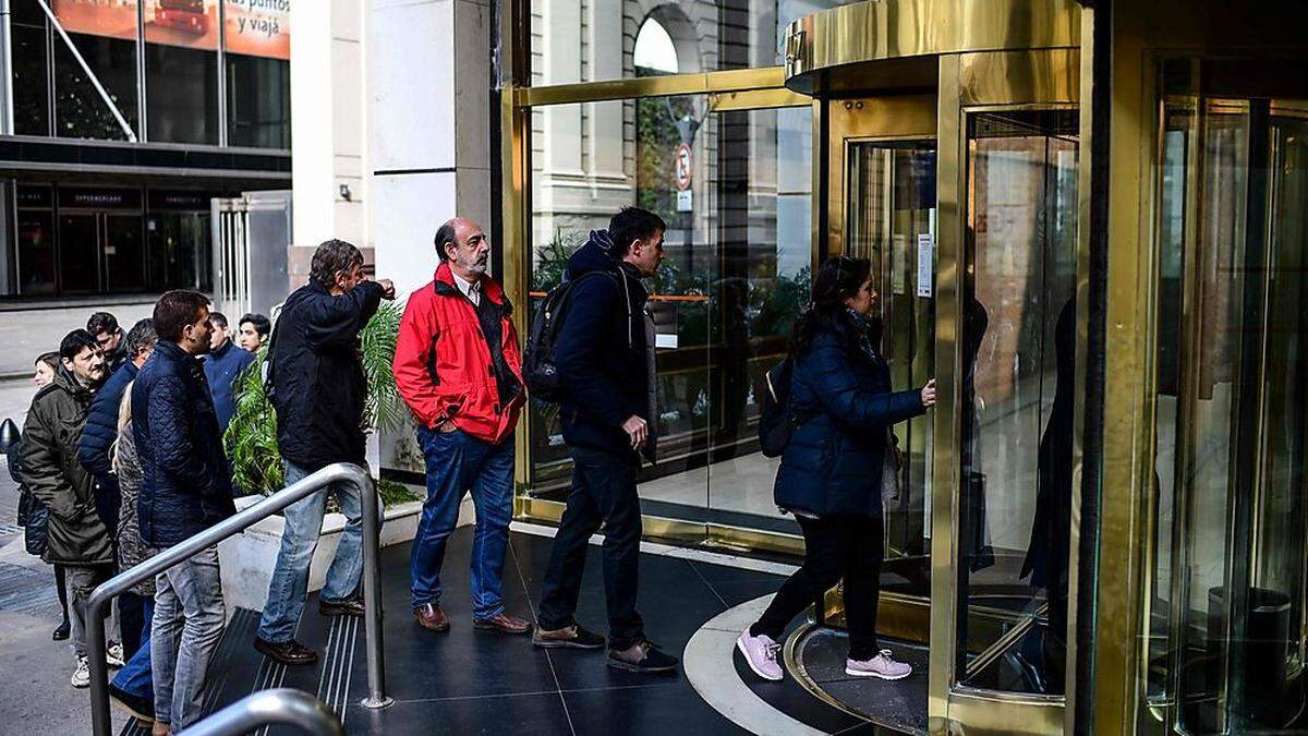 Wartende vor einer Bank in Buenos Aires