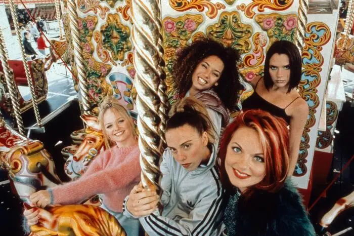 Die Spice Girls wurden nicht nur für ihre eingängigen Pop-Hits, sondern auch für ihre schrillen Outfits und ihre Botschaft der weiblichen Empowerment gefeiert.