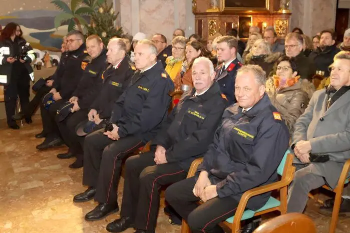 Im Gotteshaus neben zahlreichen Feuerwehrkommandanten unter anderem gesichtet: Landesfeuerwehrkommandant-Stellvertreter Friedl Monai (1. Reihe rechts), Stiftspfarrer Christian Stromberger, Steuerberaterin Ines Rußling, der Gurktaler Metallbau-Unternehmer Johann Selinger, Faschingsstar Mario Schmied sowie der ehemalige Bürgermeister der Gemeinde St. Georgen/Längsee, Konrad Seunig. 