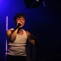 Mit Ruderleibchen und guter Laune: Rian im Fritz Club