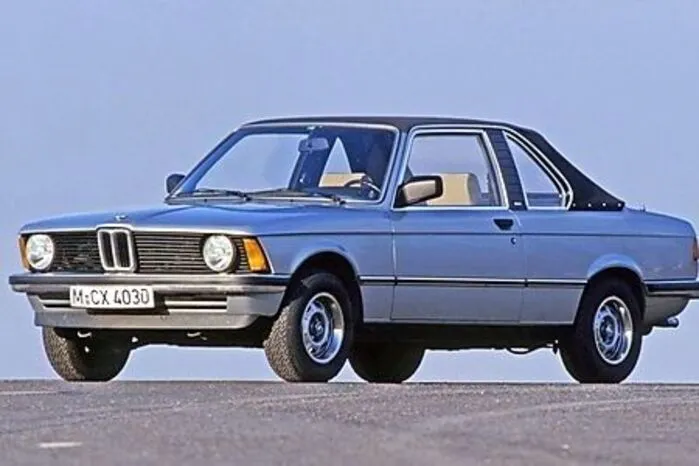 Offiziell traute sich BMW beim ersten 3er nicht einmal eine viertürige Variante. Also mussten sich wieder einmal die Kleinen um den Ruhm kümmern. Die Firma Baur schnitt gern unschuldigen Großserienautos das Dach ab und so taten sie das auch beim 3er BMW. Wenn auch nur zum Teil. Die B-Säulen blieben bestehen, es war mehr eine Targa-Variante denn ein vollwertiges Cabrio. Aber immerhin.
