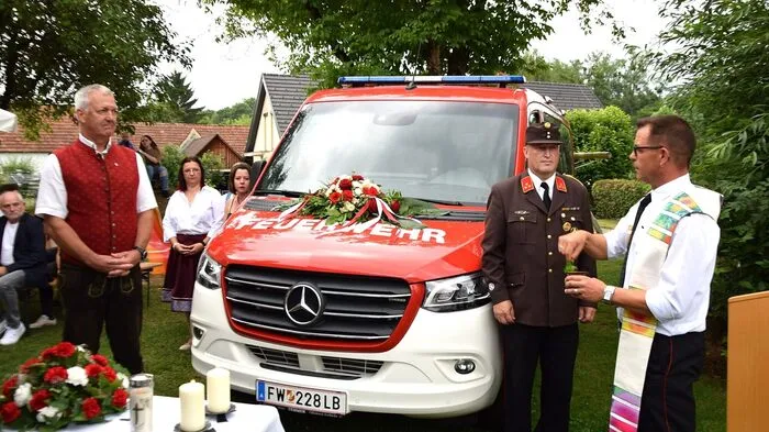 Große Freude bei der FF Vogau mit Kommandant Richard Deutschmann. Im Rahmen eines Frühschoppens konnte das neue Mannschaftstransportfahrzeug der Marke Mercedes Sprinter offiziell übernommen und gesegnet werden.