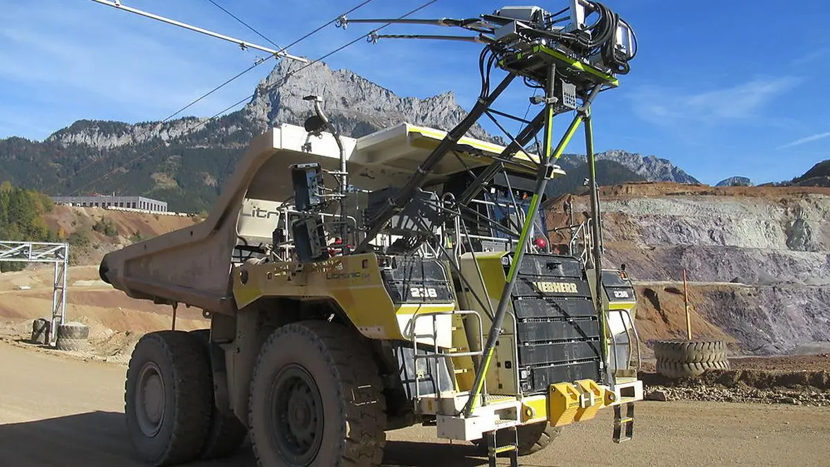 Am Erzberg in Eisenerz werden die Schwerlastkraftwagen künftig mittels umweltfreundlicher Oberleitung fahren. Dienstag erfolgte der Spatenstich für das 20 Millionen Euro-Projekt.