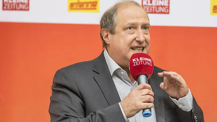 Rolf Holub und der steife Nacken: Der grüne Chef war für den Experten der interessanteste Spitzenkandidat: "So jemanden sieht man selten bei politischen Diskussionen." Vor allem als er gefragt wurde, wie er mit dem Budget des Landes umgehen würde, habe der Grüne körpersprachlich brilliert: "Da hat er große Gestik eingesetzt, Handkantenschläge, auch das sogenannte Kommunikationsringerl, bei dem die Spitzen von Daumen und Zeigefinger zusammengenommen werden", sagt Verra.