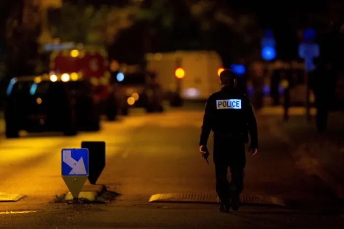 Der mutmaßliche, mit einer Stichwaffe bewaffnete Täter habe die nach einem Anruf hinzukommenden Polizisten in dem nordwestlich der französischen Hauptstadt gelegenen Ort bedroht und sei dann auf dem Gebiet der benachbarten Stadt Eragny von der Polizei erschossen worden.