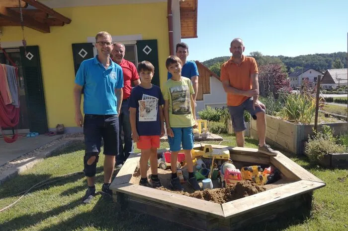 Sandkastenfüllaktion: 67 Haushalte mit Spielsand versorgt Fast konnte die jährliche Sandkastenfüllaktion der ÖVP Ilztal aufgrund von Corona nicht durchgeführt werden, wird die Aktion im Normalfall ja schon zum Frühlingsbeginn durchgeführt. Mit etwas Verspätung konnten schlussendlich aber dennoch insgesamt 67 Haushalte mit Spielsand versorgt werden und die Kinder hatten wieder ihren Spaß.