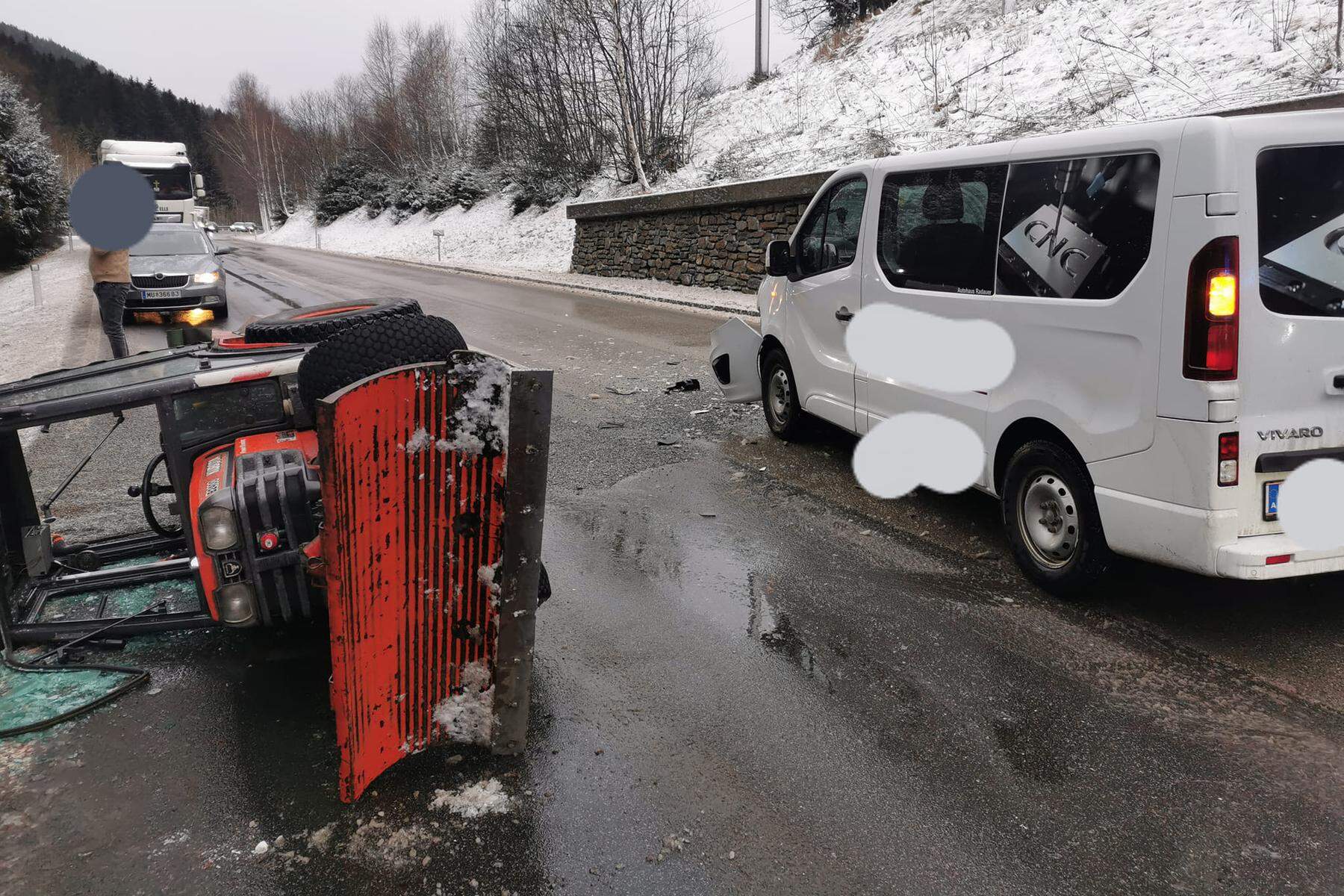 In Neumarkt | Beim Schneeräumen: Traktor kollidierte mit Pkw