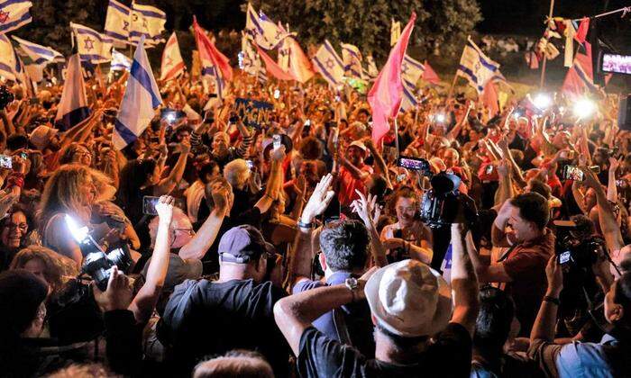 Menschenmengen feierten in Israel den Machtwechsel