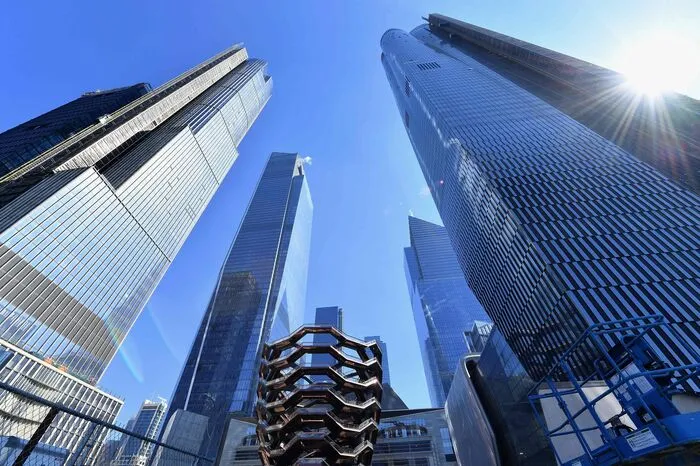 Ab dem kommenden Jahr sollen Besucher von dort aus 335 Metern Höhe auf Manhattan hinunterschauen - oder sogar noch ein paar Meter weiter oben mit Sicherheitsgurten auf der Spitze des Wolkenkratzers herumklettern können.