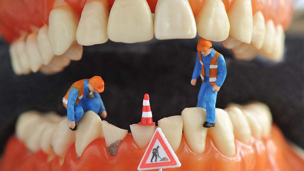 Baustelle im Mund: Bevor man viel reparieren muss, sollte man vorsorgen, etwa mit einer professionellen Zahnreinigung