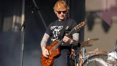 Ed Sheeran gibt normalerweise ganz große Konzerte. Manchmal spielt er aber auch vor wenigen Leuten – zum Beispiel bei einem Überraschungskonzert