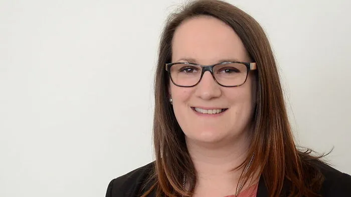 Sie informiert Interessierte: Julia Außersteiner