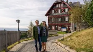 Michael Weixler und Margareta Katzensteiner vor dem Stubenberghaus